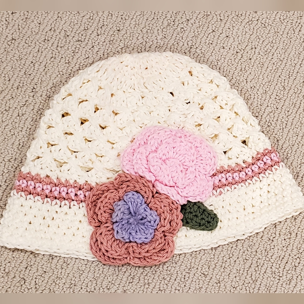 Handmade Crochet Womens Cloche Hat, Flower Detail, White/Pink OS, LIKE NEW
